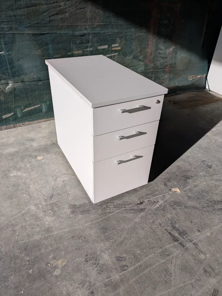 Meuble de bureau 3 tiroirs H : 73 cm largeur : 45 cm profondeur : 80 cm