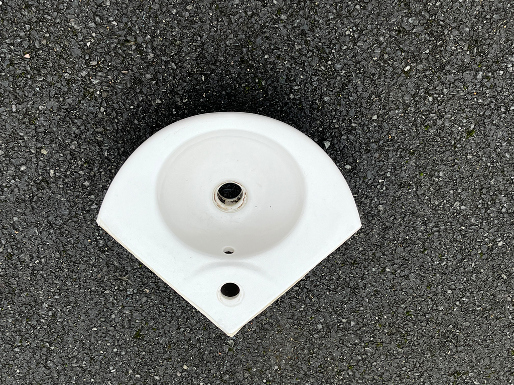 Lave-main d'angle rond