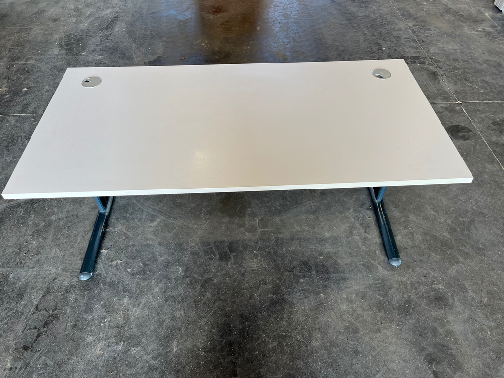 Bureau droit  (L 160 cm l 80 cm H 72 cm)