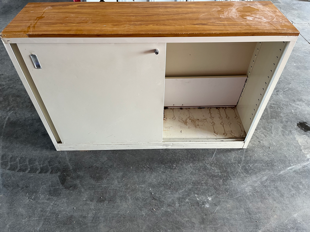 Armoire métallique a porte coulissante+tablette bois