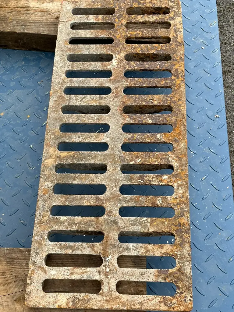 Grille de caniveau en fonte L 74,5 cm l 49,5 cm 