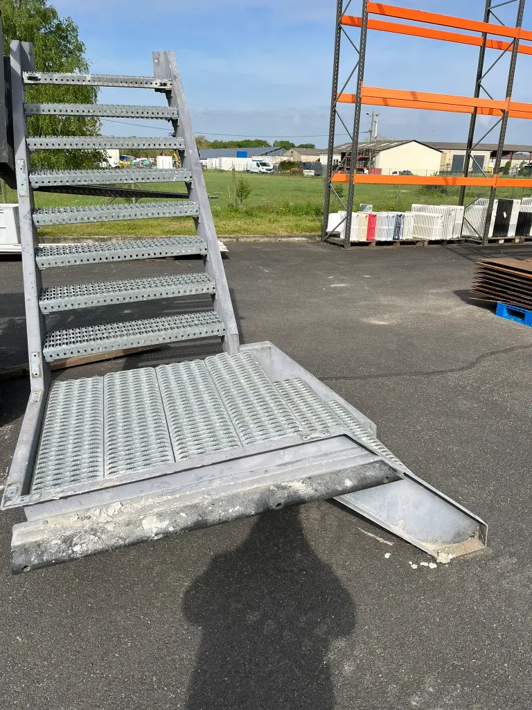 escalier quart tournant métallique avec rampe et 12 marches