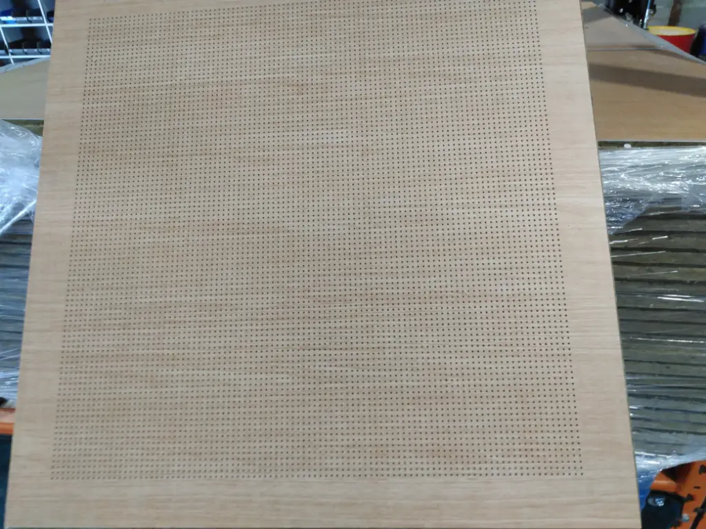 Dalle de faux plafond imitation bois 0,60 cm x 0,60 cm