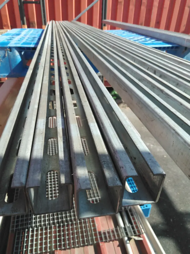 Rail de chemins de câbles (L 3 m l 4 cm H 4 cm)
