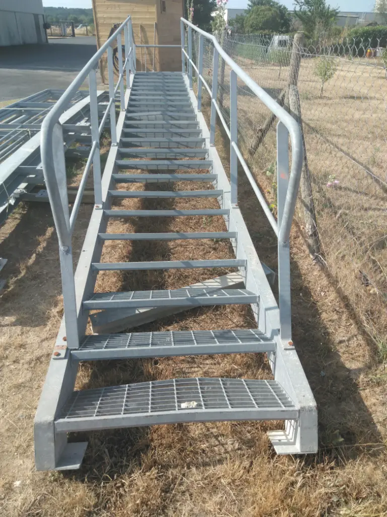 ESCALIER PARALLELE AVEC PALIER L 7,30 m et 22 MARCHE 