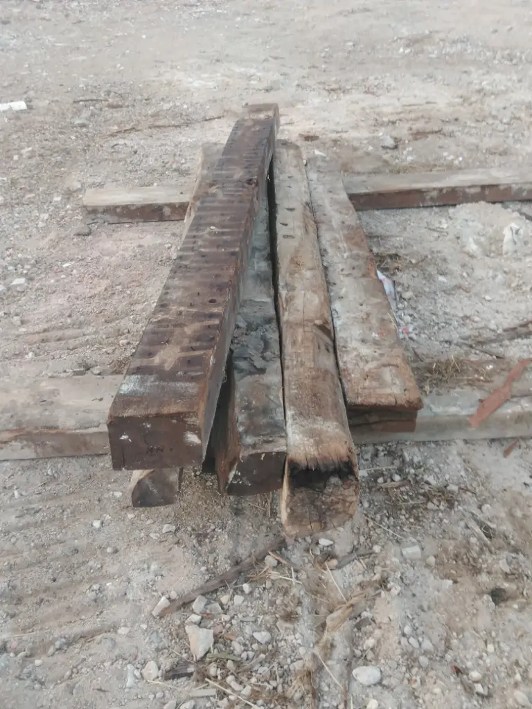 Poutre en chêne 2 m 46 section : 12 cm x 12 cm à 14 cm x 14 cm