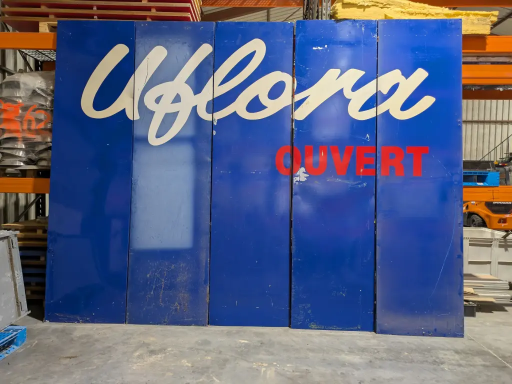 Support publicitaire H: 3m20 x 84 cm