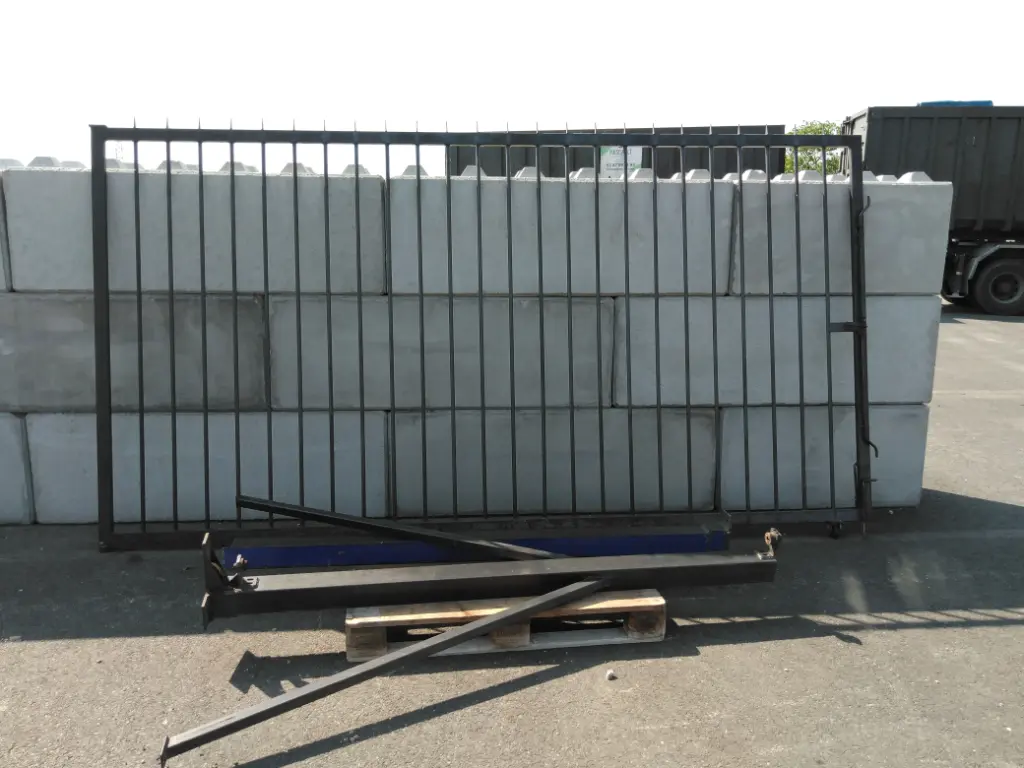 Portail métallique 1 vantail : L 3 m 84 x H 2m 04