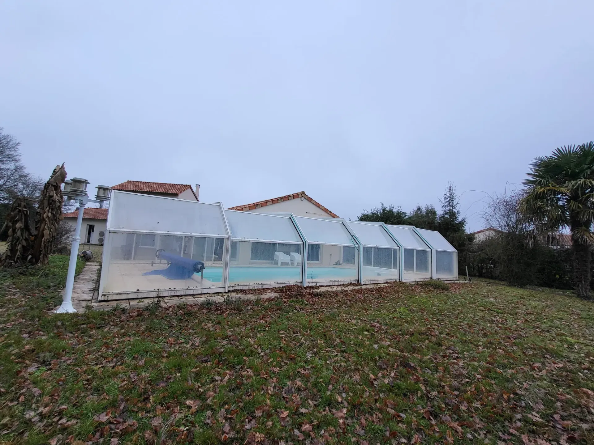 Abri de piscine 12m54 x 7m10 hauteur : 2m58 à 2m10