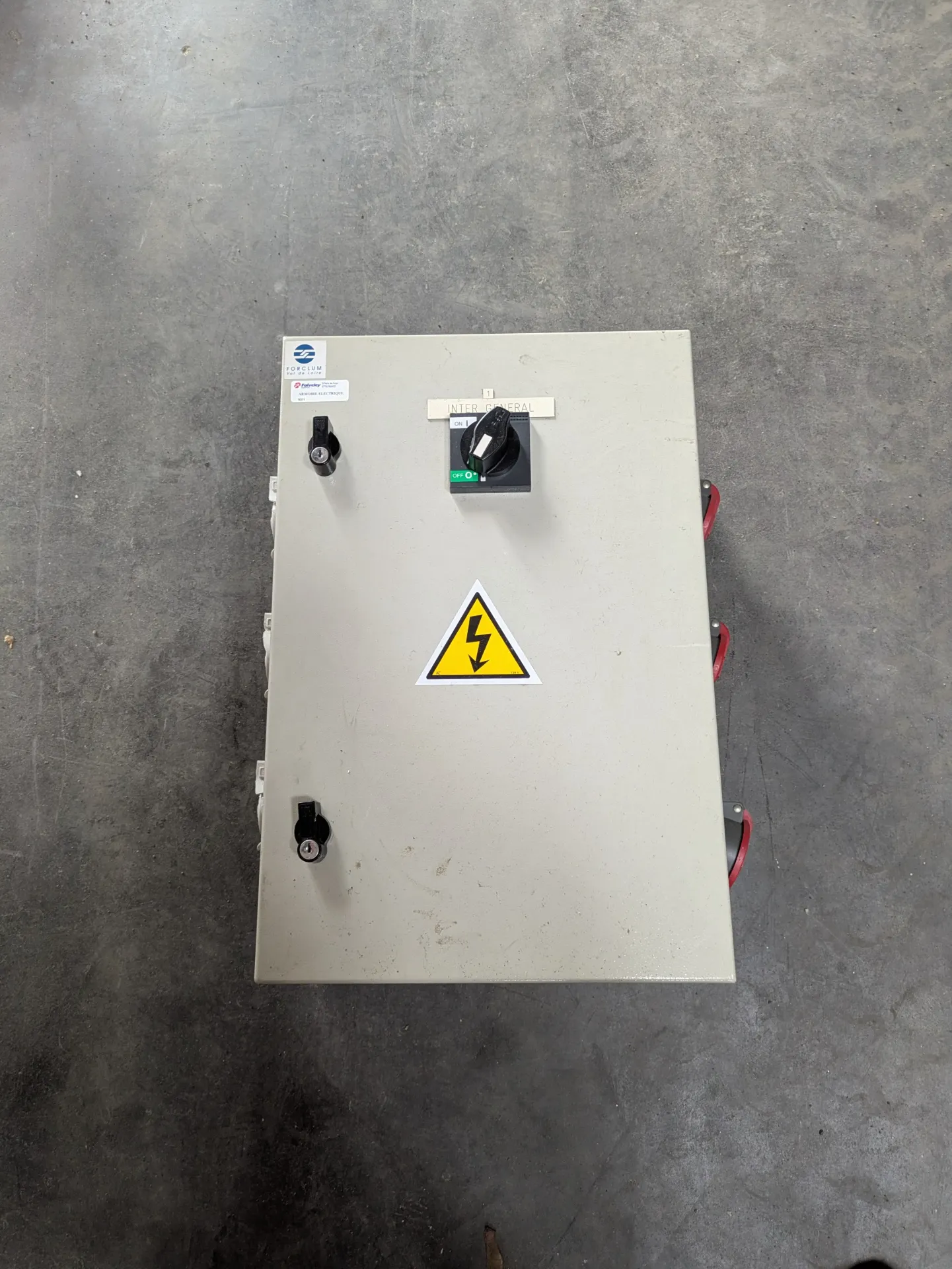 Armoire électrique avec prises : 60 cm x 40 cm