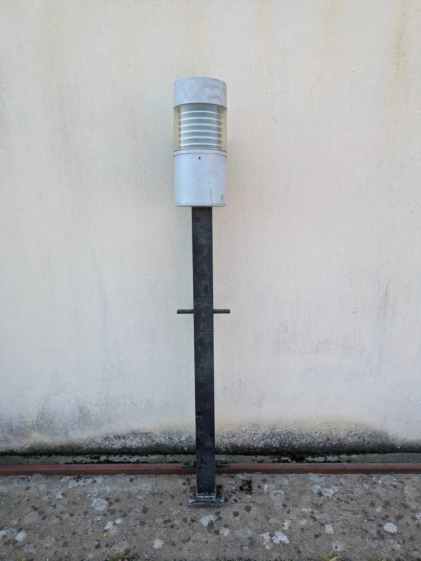 Poteau avec platine 80 x 80 longueur 1m50 avec éclairage