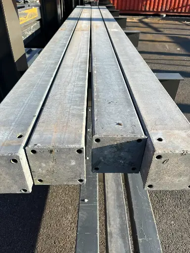 Tube profilé carré en galva L 4,22 m 14 cm x 14 cm 